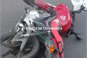 Dos motos chocaron y hay un herido