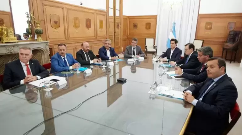 El ministro de Economa, Sergio Massa, junto a gobernadores. (Foto: NA)
