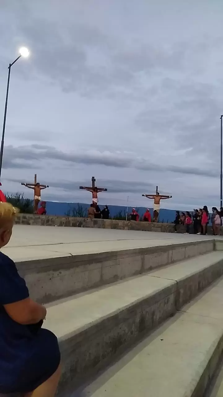 Va Crucis viviente | Grupo de jvenes y efectivos policiales de Banda de Varela