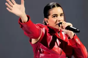 El traje rojo de Rosala en "Motomami" se vender en una subasta solidaria