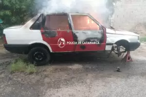 Se incendi un auto en el barrio Santa Marta