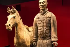 Estando alcoholizado rompi y rob el pulgar de una obra de arte milenaria y ahora deber afrontar una multa y la prisin