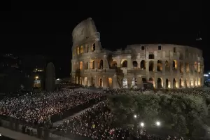 El tradicional viacrucis en el Coliseo de Roma se realiz sin el Papa Francisco por las bajas temperaturas