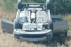 Septuagenario se desvaneci mientras conduca y volc: Lo trasladaron de urgencia al "San Juan Bautista"