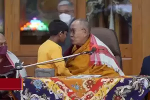 El Dalai Lama se disculp por besar en la boca a un nio y pedirle que le chupara la lengua