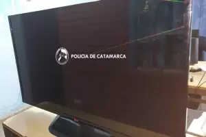 Detienen a una mujer que llevaba de manera sospechosa una TV de 42 pulgadas