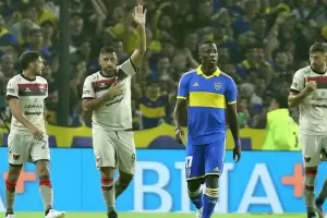 Boca cay ante Coln por 2 a 1, en la Bombonera
