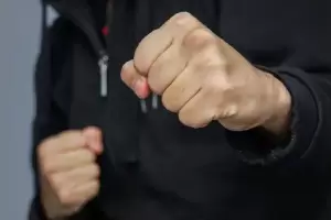 Demoraron a un adolescente por golpear a un hombre