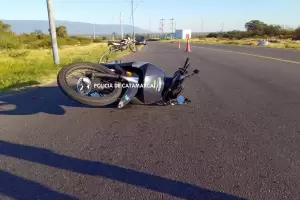 Motociclista choc� con un poste de tendido el�ctrico en el sur capitalino