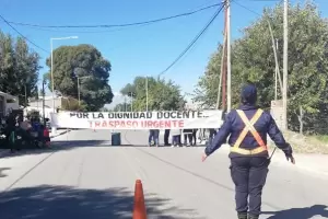Docentes de la Esc. Municipal n 1 siguen presionando por el traspaso