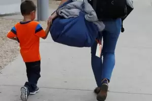 Crdoba: Un padre fue multado por no cuidar a su hijo de 8 aos y sobrecargar de tareas a la madre