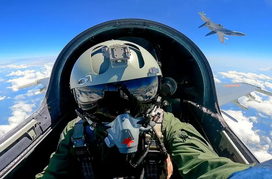 Piloto de combate chino durante los ejercicios militares en Taiwn