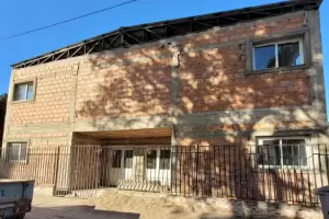 Trabajan para la construccin del saln parroquial en La Chacarita