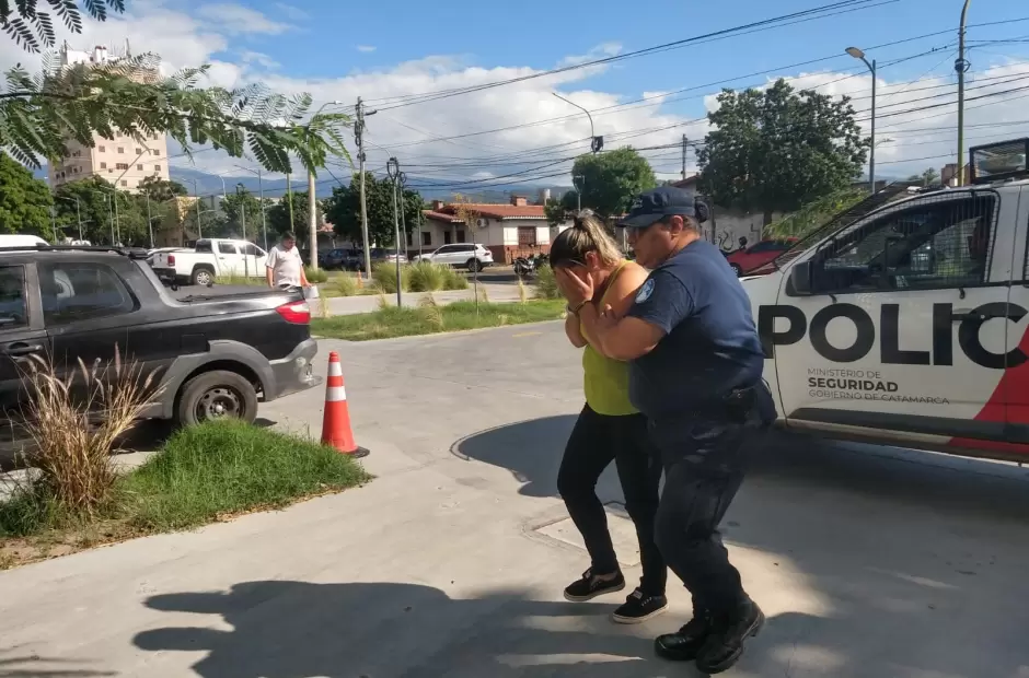 Una de las imputadas ingresando a Fiscal�a General. Foto: Silvina Bravo.