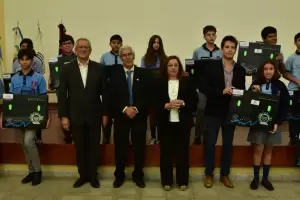 Entregaron kits de dibujo tcnico a la ENET N 1