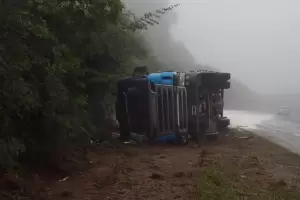 Un camin volc en la Cuesta del Totoral