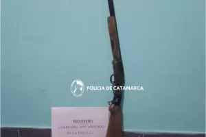 Violencia de gnero: Mientras retiraban al presunto agresor de la vivienda, le secuestraron un arma de fuego