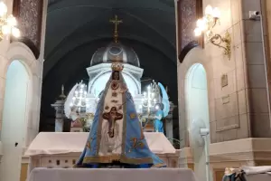 La Madre del Valle luce su nuevo manto alusivo a la Gruta