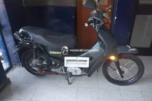 Manejaba con imprudencia, no contaba con los papeles de la moto, y se la secuestraron