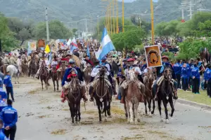 Los gauchos y los ciclistas homenajean a la Virgen del Valle