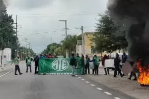 Empleados municipales de Santa Rosa cortaron Ruta Nacional n� 64