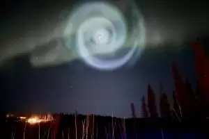 Increble fenmeno en los cielos de Alaska: una inusual espiral azul apareci en medio de auroras boreales