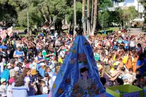 Colorido homenaje de los jardines de infantes a la Virgen