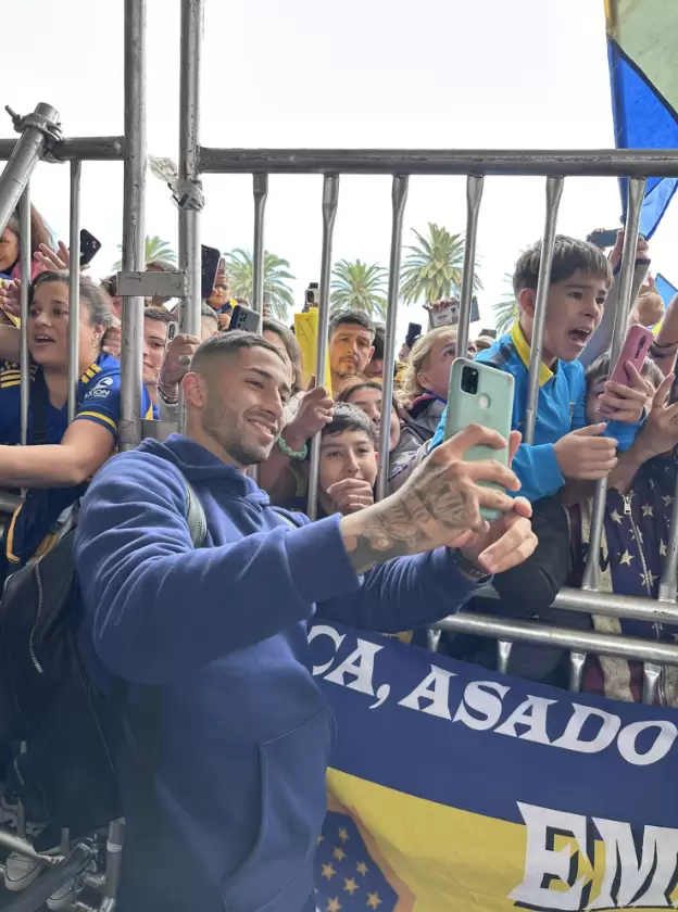 Alan Varela, una de las figuras de Boca, firmando autógrafos. (Foto: @la12tuittera)