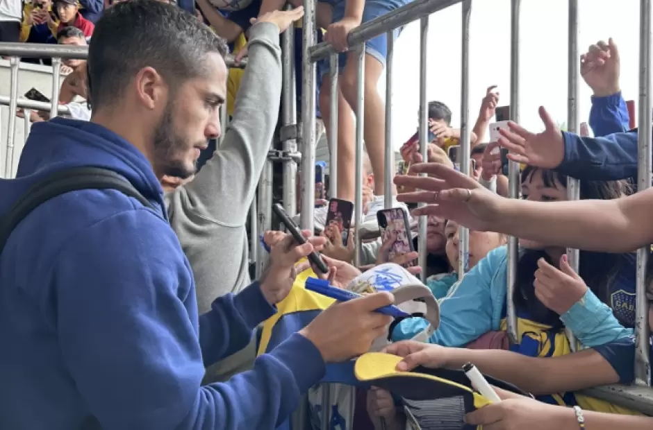 Nicols Figal, uno de los referentes de Boca, firmando autgrafos. (Foto: @la12t