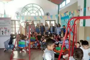 Educacin entreg juegos de patio al JIN N 7 en la Escuela N 180