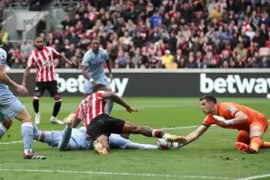 Alerta en el Aston Villa: Dibu Martnez era figura, pero pidi el cambio en el entretiempo