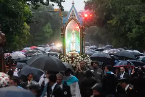 Miles de fieles caminaron bajo la lluvia junto a la Virgen del Valle