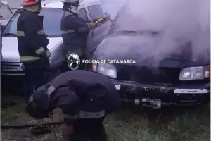 Voraz incendio consumi tres vehculos de un taller