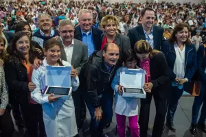 Entregaron tablets del "Conectando con Vos" y se anunci la instalacin de nuevas redes de fibra ptica