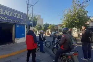 Por un reclamo a Telecom, trabajadores de Tramitel cortan Caseros y Almagro