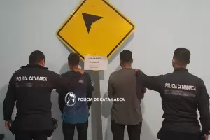 Inslito: Los sorprendieron robando un cartel vial y terminaron aprehendidos