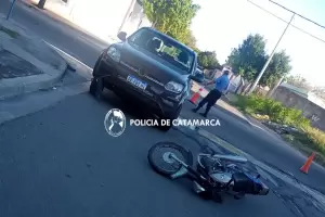 Una camioneta choc una moto y una joven result lesionada