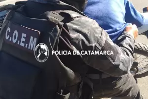 Intentaba cometer un ilcito, la Polica lo descubri infraganti y l los atac con una piedra