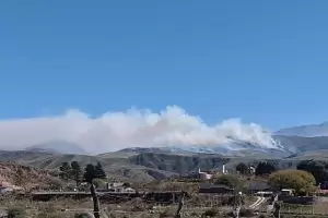 Incendio en Aconquija: brigadistas y Bomberos Voluntarios se trasladan a la zona afectada
