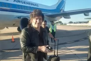 Javier Milei viaj en Aerolneas Argentinas y en las redes arremetieron contra l