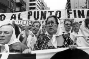 Alberto Fernndez homenaje a las Madres de Plaza de Mayo, a 46 aos de su primera ronda frente a la Casa Rosada