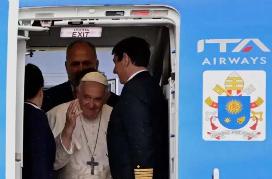 Francisco saluda al abordar su avin en el aeropuerto internacional de Budapest