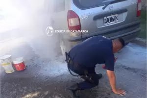Sofocan el incendio de un auto