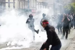 Nueva protesta en Pars contra la reforma de pensiones: la polica lanza gases lacrimgenos