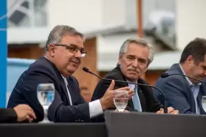 Alberto Fernndez entreg viviendas junto a Jalil en Los Altos y aprovech para defender su gestin