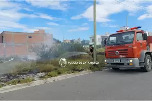 La Polica y los bomberos sofocaron un incendio de pastizales