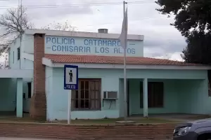 Los Altos: conductor choc contra la vereda de la comisara