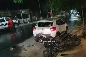 Violento choque: motociclista lesionado tras impactar con un auto estacionado