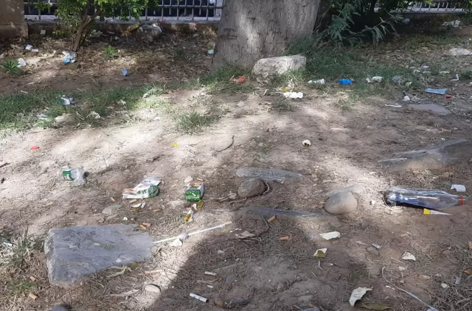 Patio interno y la suciedad - Foto Mauricio Espinoza / La Unin