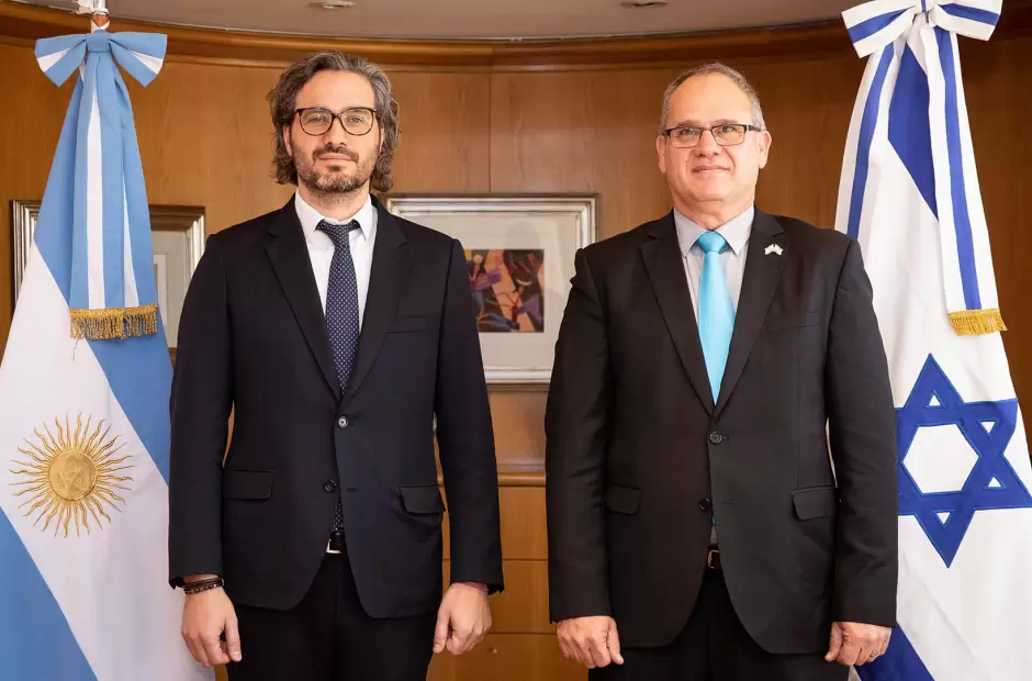 Eyal Sela, embajador de Israel, junto al Canciller Santiago Cafiero